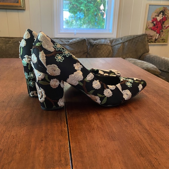 Embroidered pumps. Black with cream, brown and green details. - Picture 5 of 7